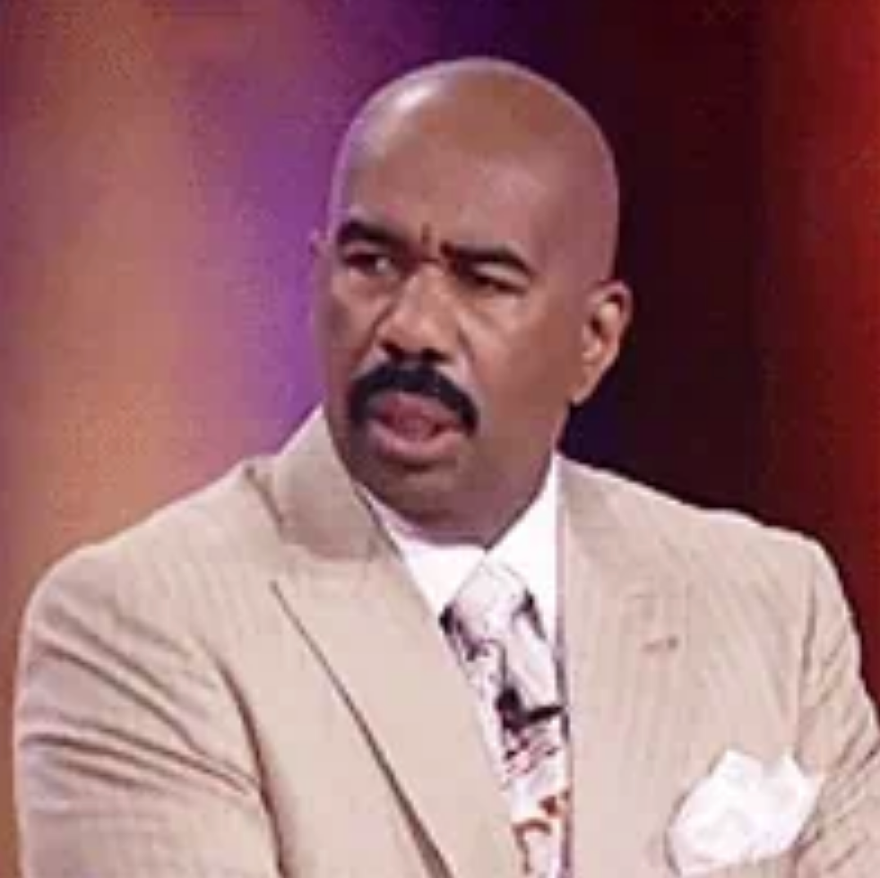 Mann i dress med mønstret slips ser forvirret ut på et TV-program