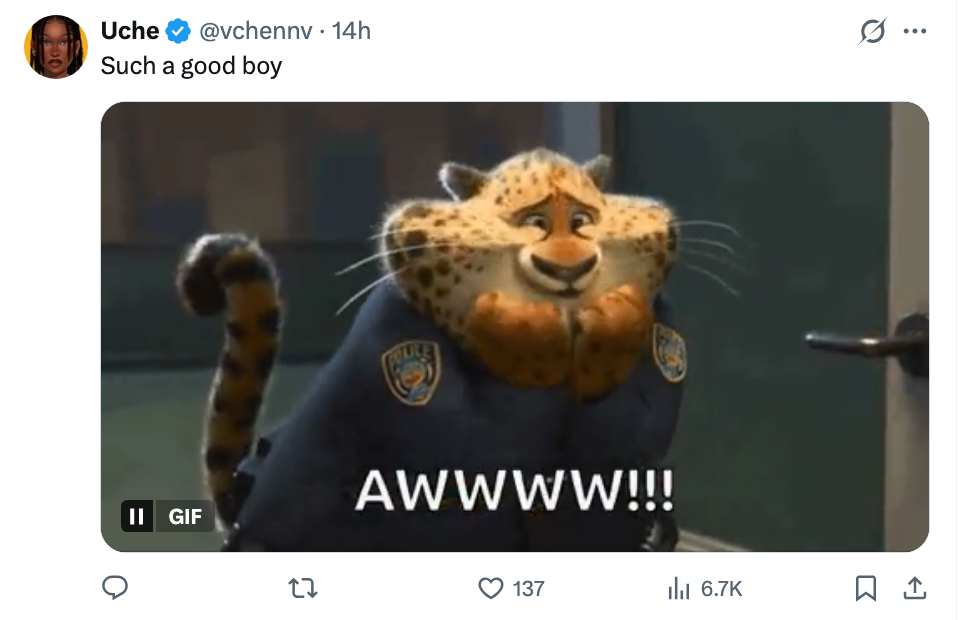 Animert gepardfigur i politiuniform ser søt og fornøyd ut, med 