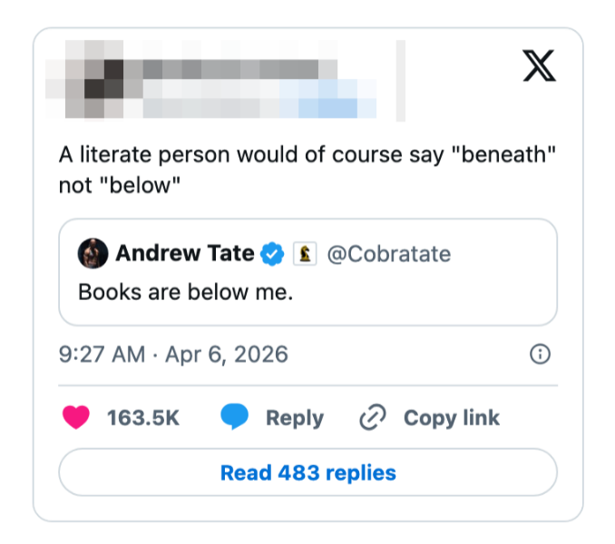Tweet-mockup med tekst som lekent kritiserer ordvalg, og viser en bruker som korrigerer uttrykket 