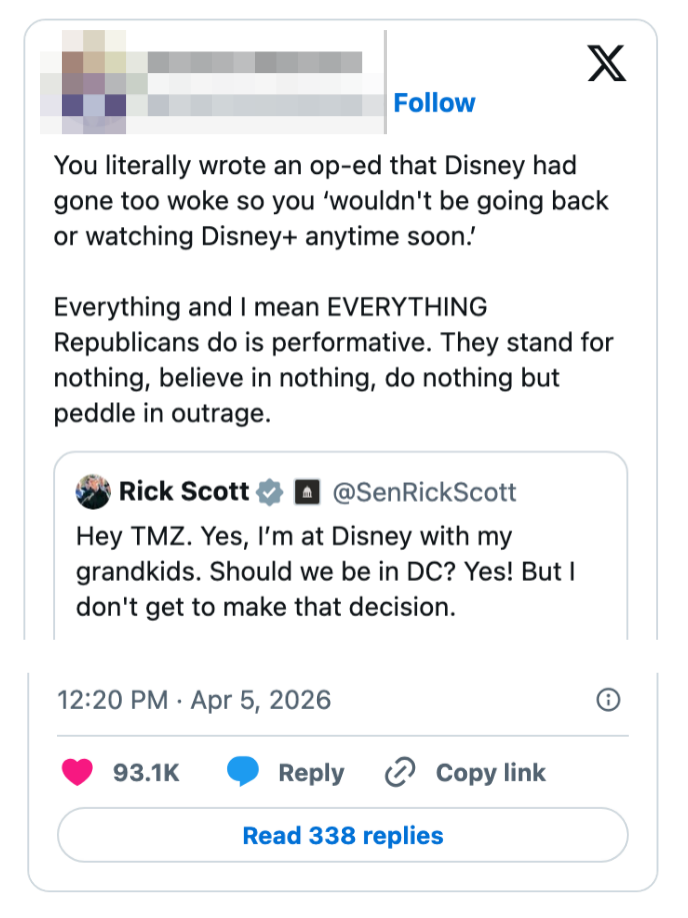 Tweet som kritiserer en offentlig persons kommentar om å besøke Disney, og antyder hykleri på politiske verdier. Inkluderer en sitert tweet fra Rick Scott
