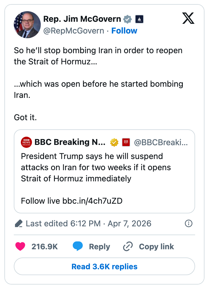 En tweet av rep. Jim McGovern som stiller spørsmål ved Trumps beslutning om å slutte å bombe Iran for å gjenåpne det allerede åpne Hormuzstredet, med innebygd BBC-nyhetstweet