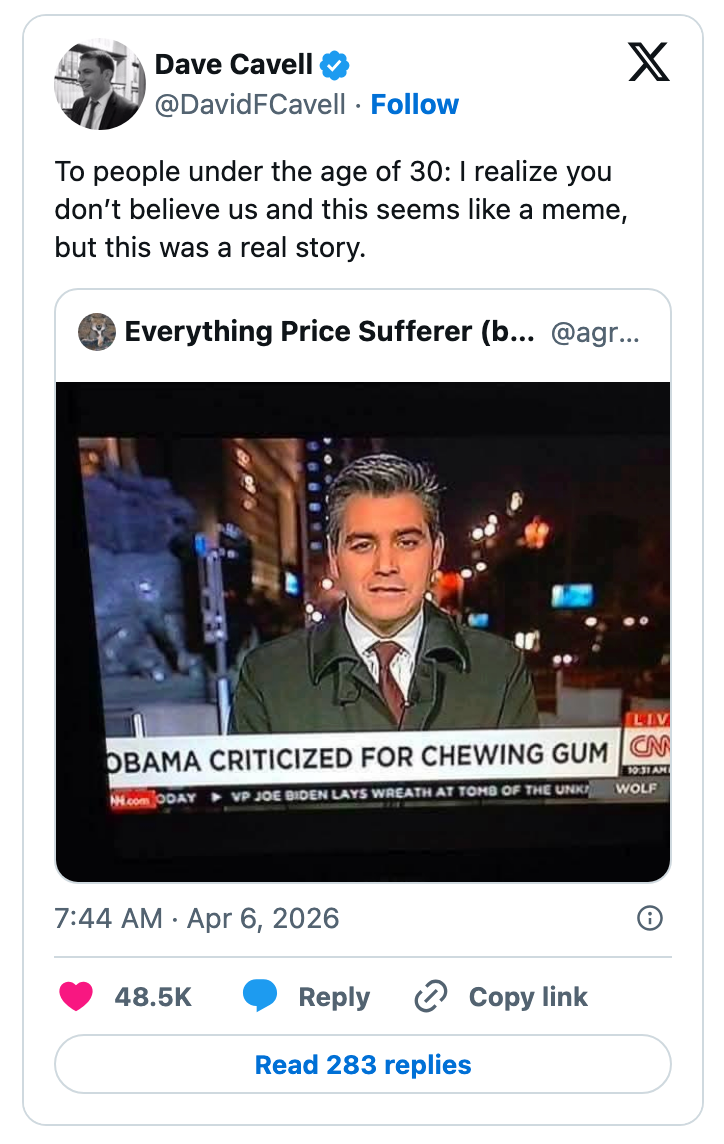 Skjermbilde av en tweet av Dave Cavell som nevner en ekte nyhetssak om "Obama kritisert for å tygge tyggegummi."