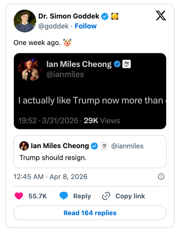 Tweet av Ian Miles Cheong som angir en preferanse for Trump, etterfulgt av en kontrasterende tidligere tweet som sa 