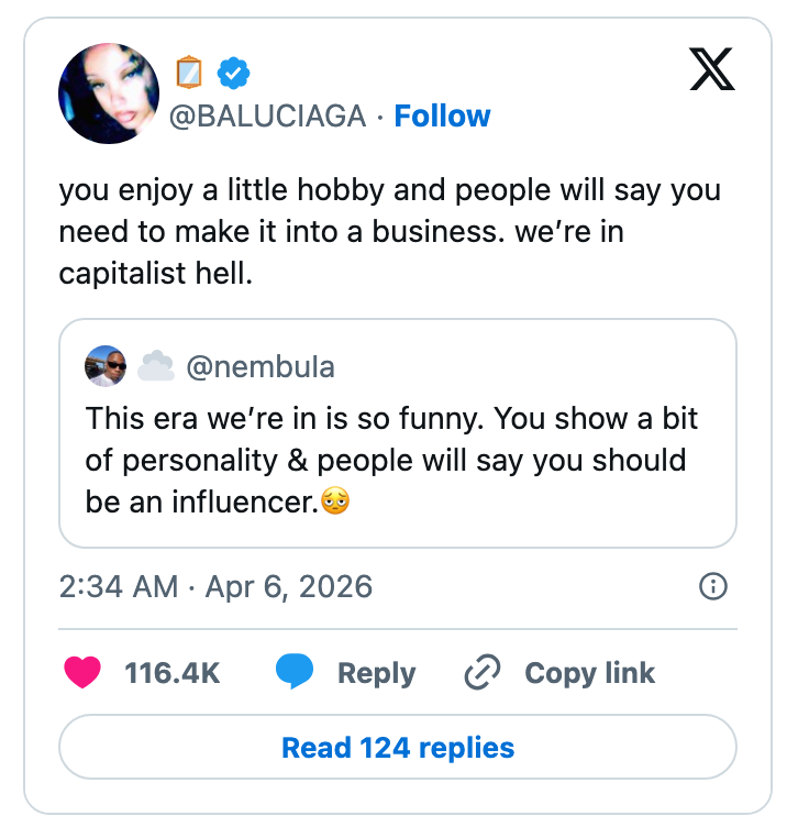 Sosiale medier-innlegg om å gjøre hobbyer til bedrifter og personlighet til innflytelse, og fremheve samfunnspress