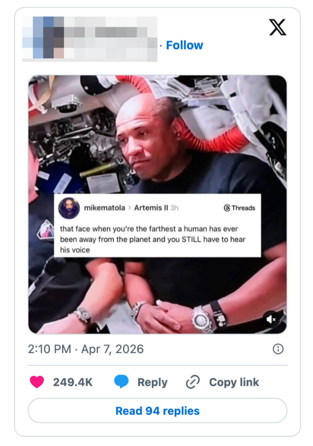 Astronaut i romfartøy ser reflektert ut. Overlagte tekstvitser om å være langt fra jorden, men fortsatt høre noens stemme