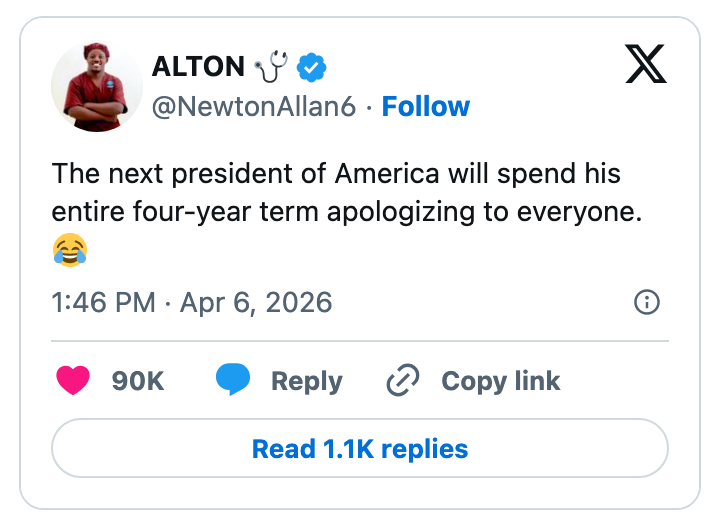 Tweet av brukeren @NewtonAllan6 som fleiper med at den neste amerikanske presidenten vil bruke fire år på å be om unnskyldning. Inkluderer en leende emoji. 90K liker