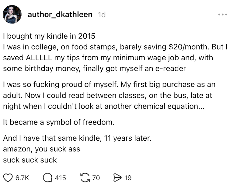 Innlegg på sosiale medier av forfatter som uttrykker stolthet over å kjøpe en Kindle i 2015 som et symbol på frihet, og reflekterer nå over å ha den 11 år senere