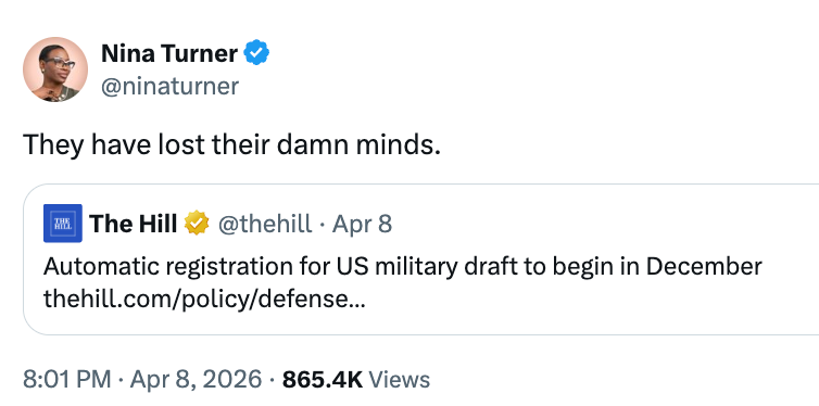 Tweet av Nina Turner som uttrykker uenighet med nyheter om automatisk registrering av amerikansk militært utkast