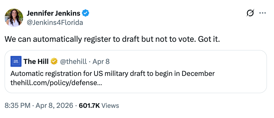 Tweet som stiller spørsmål ved automatisk registrering av utkast, men ikke stemmerett, og svarer på en nyhetsartikkel om automatisk registrering av militært utkast som starter i desember