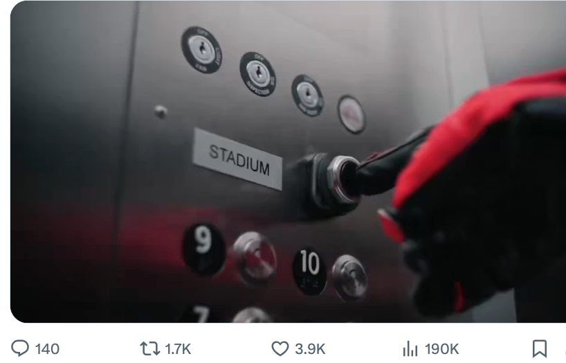 Hansket håndtrykkknapp for "Stadium" i et heispanel