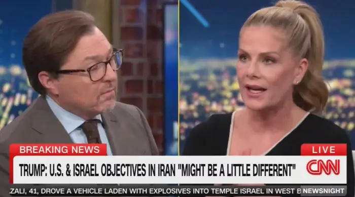 To personer som diskuterer på CNN om ulike amerikanske og israelske mål i Iran under Trumps politikk. Breaking News banner synlig