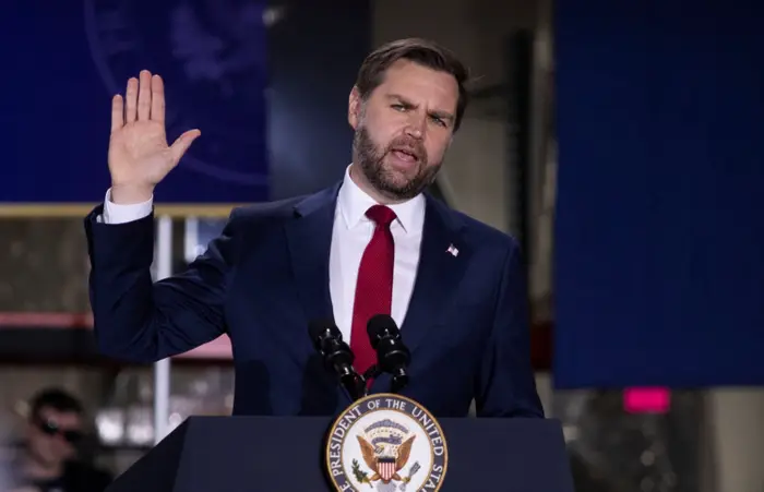 Visepresident JD Vance taler på scenen på Engineering Design Services