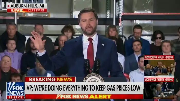 En person som snakker ved et podium under en nyhetssending. Nedre tredjedel lyder: "VP: Vi gjør alt for å holde gassprisene lave."