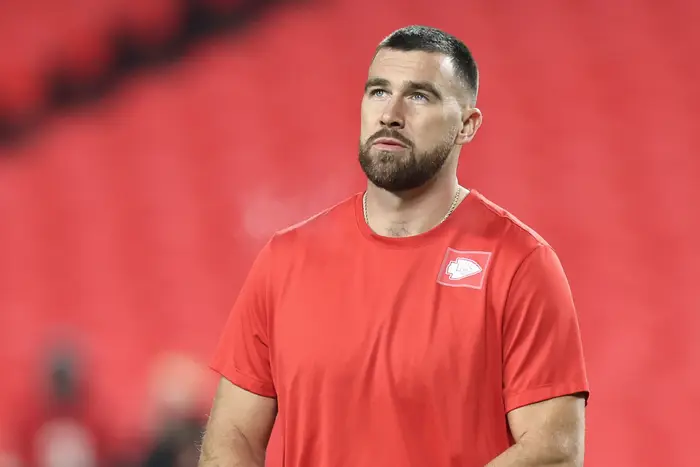 Person i en avslappet sportsskjorte ser oppover, muligens grubler