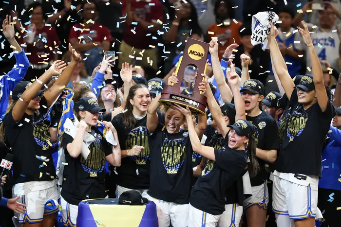 UCLAs basketballlag for kvinner feirer NCAA National Championship
