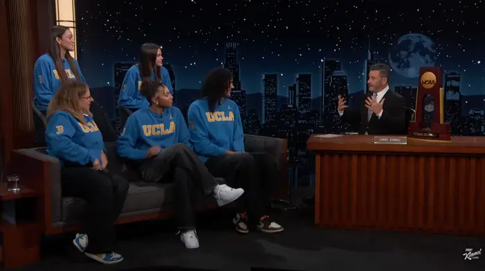 Lauren Betts, Kiki Rice, Gabriela Jaquez, Angela Dugalić og UCLA-trener Cori Close dukker opp på 
