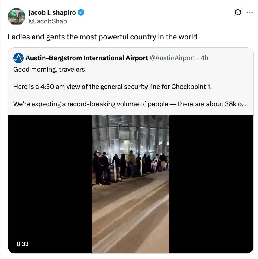 Twitter-innlegg som viser en lang sikkerhetslinje på Austin-Bergstrom flyplass, med vekt på høyt passasjervolum