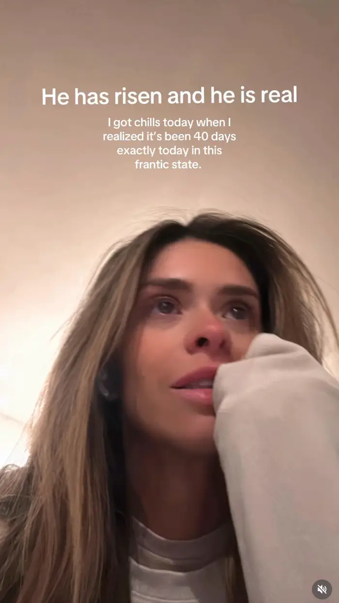 Kvinne fremstår emosjonell med tekst ovenfor som deler en reflekterende opplevelse om betydningen av 40 dager i en hektisk tilstand