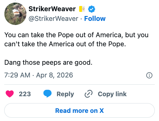 Tweet av StrikerWeaver om paven som besøker Amerika, og nevner humoristisk hvordan peeps (godteri) er bra