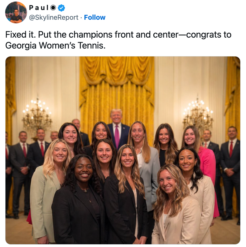 En gruppe kvinner fra Georgia Women's Tennis poserer i formell antrekk foran tjenestemenn, med en gratulasjonstekst ovenfor
