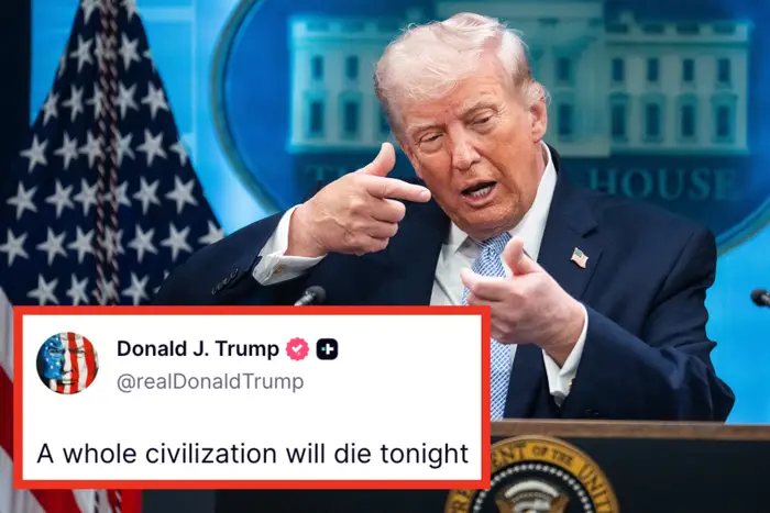 Trump på et podium og gestikulerer med hendene som om han holdt en pistol, flankert av to amerikanske flagg, med Det hvite hus-emblem i bakgrunnen