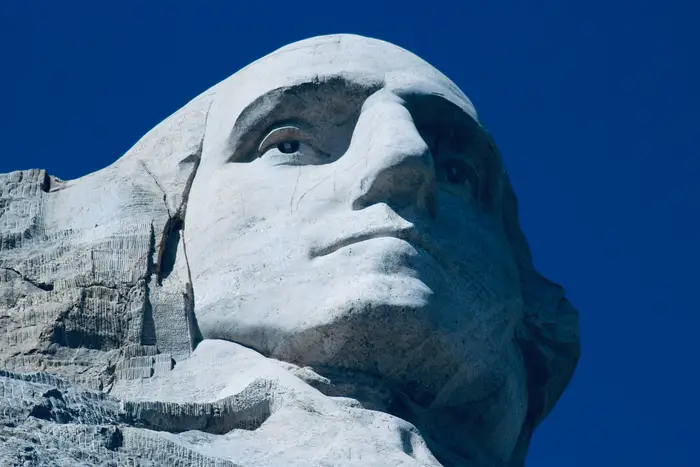 Nærbilde av George Washington's ansikt skåret inn i Mount Rushmore
