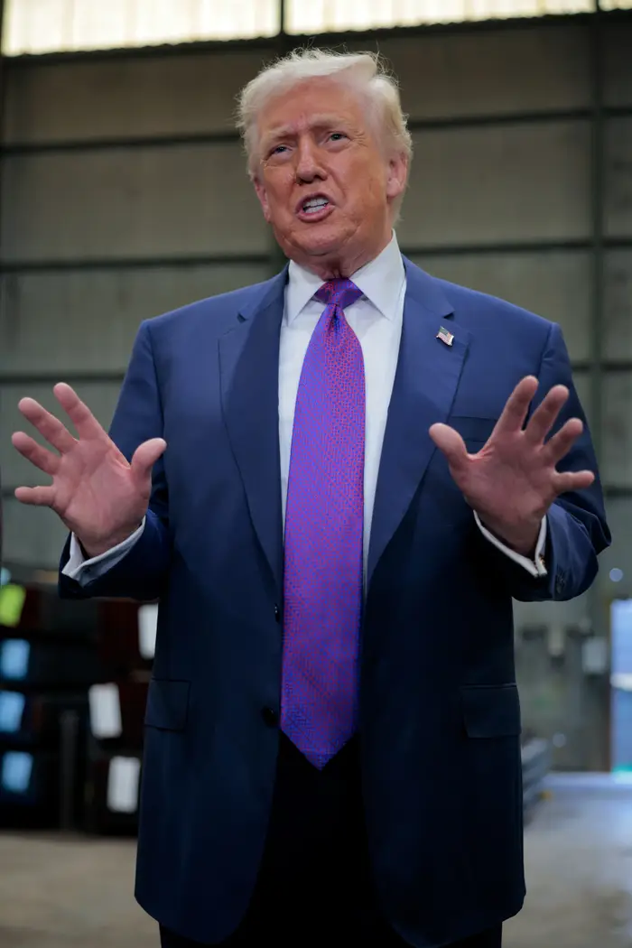 Donald Trump står i dress, midt i prat og gestikulering