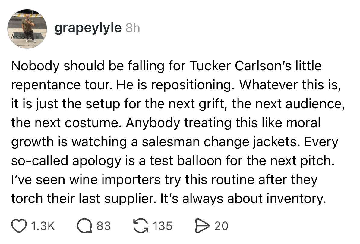 Tekstinnlegg som kritiserer Tucker Carlsons motiver, og sammenligner dem med en manipulerende forretningsmann