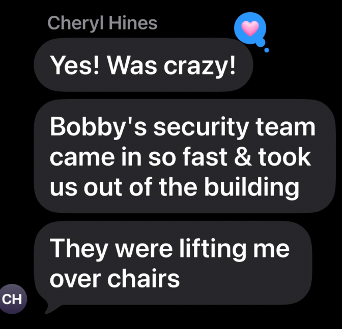 Tekstmelding fra Cheryl Hines: Beskriver en kaotisk hendelse der Bobbys sikkerhetsteam raskt eskorterte dem ut og løftet henne over stoler
