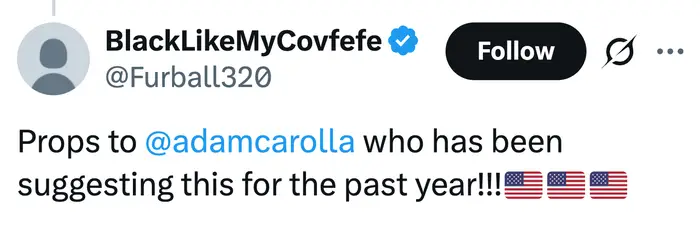 Tweet som berømmer Adam Carolla for hans forslag det siste året, etterfulgt av tre amerikanske flagg-emojier