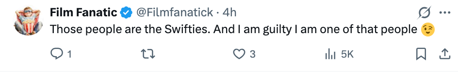 Tweet fra Film Fanatic som uttrykker stolthet over å være fan av Swifties med en blinkende emoji