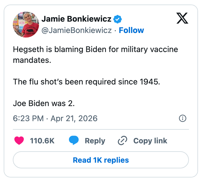Tweet av Jamie Bonkiewicz kritiserer Hegseth for å gi Biden skylden for militære vaksinemandater, og bemerker at influensasprøyte har vært nødvendig siden 1945