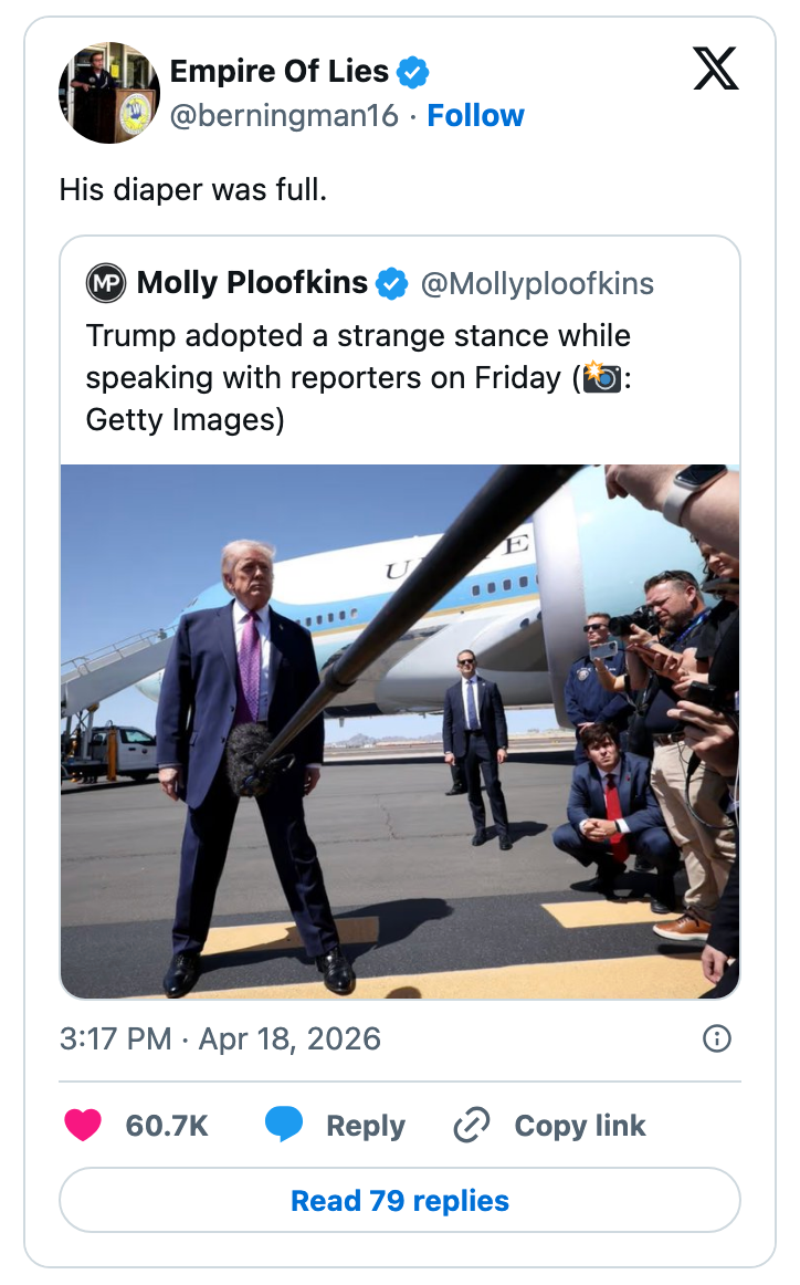 Skjermbilde av en tweet som viser en person som står foran et fly, omgitt av journalister og kameraer