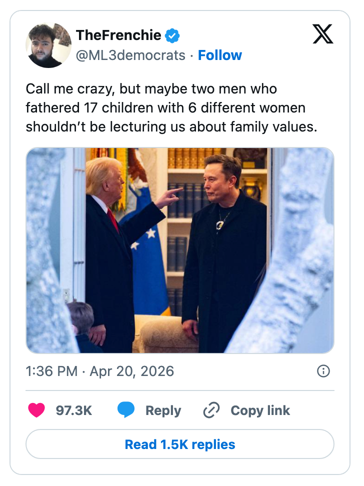 En tweet viser to menn i et rom; den ene peker på den andre. Bildeteksten kritiserer deres autoritet på familieverdier