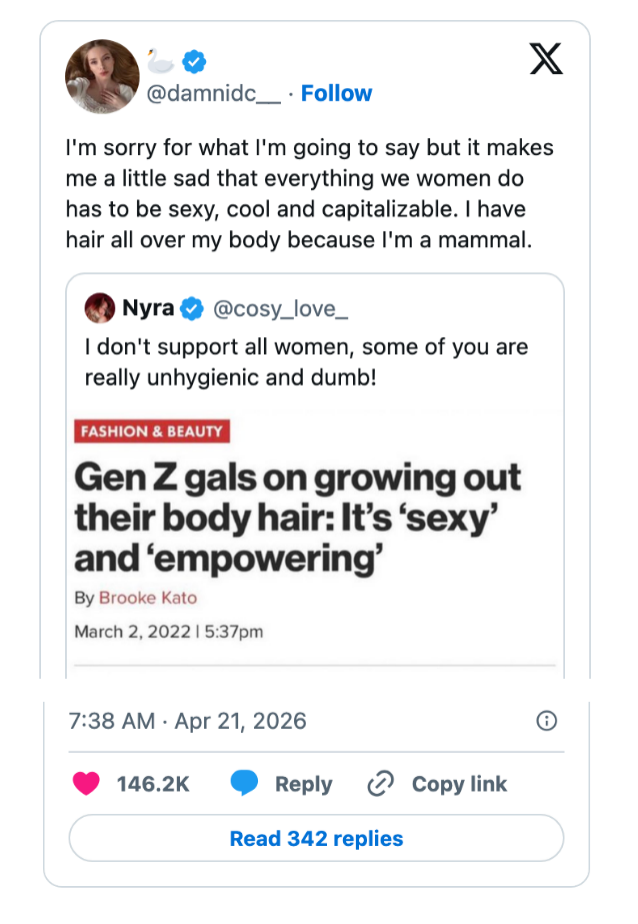 Tweet om kvinner som omfavner naturlig kroppshår, med kommentarer som argumenterer for at det er styrkende, men kritisert for hygiene
