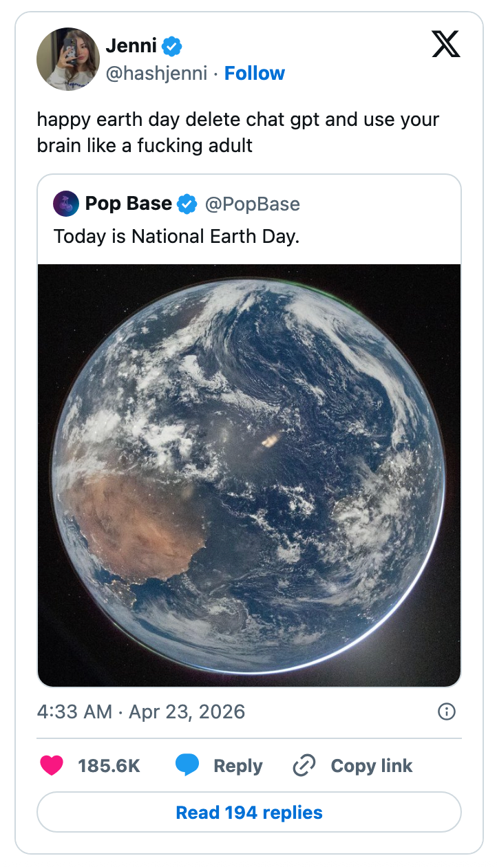 En tweet som viser jorden fra verdensrommet med tekst om Jordens dag og bruker ens hjerne i stedet for å stole på kunstig intelligens