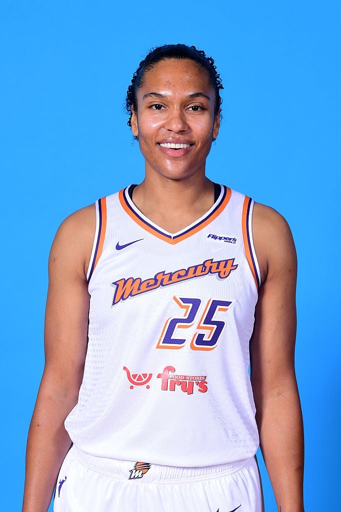 Person i en basketballtrøye med 