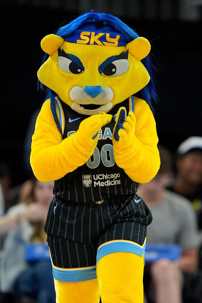 Maskot i basketballtrøye klapper på en sportsbegivenhet