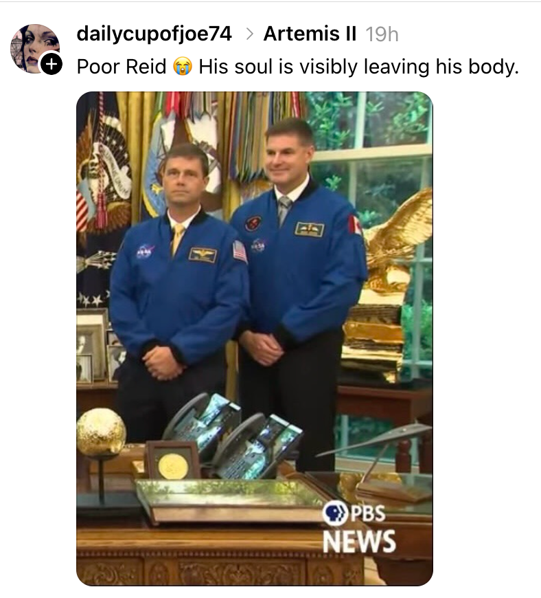 To astronauter i blå NASA-jakker står i et rom med flagg og en ørnestatue. Et tekstoverlegg innebærer humor om en som ser fjern ut