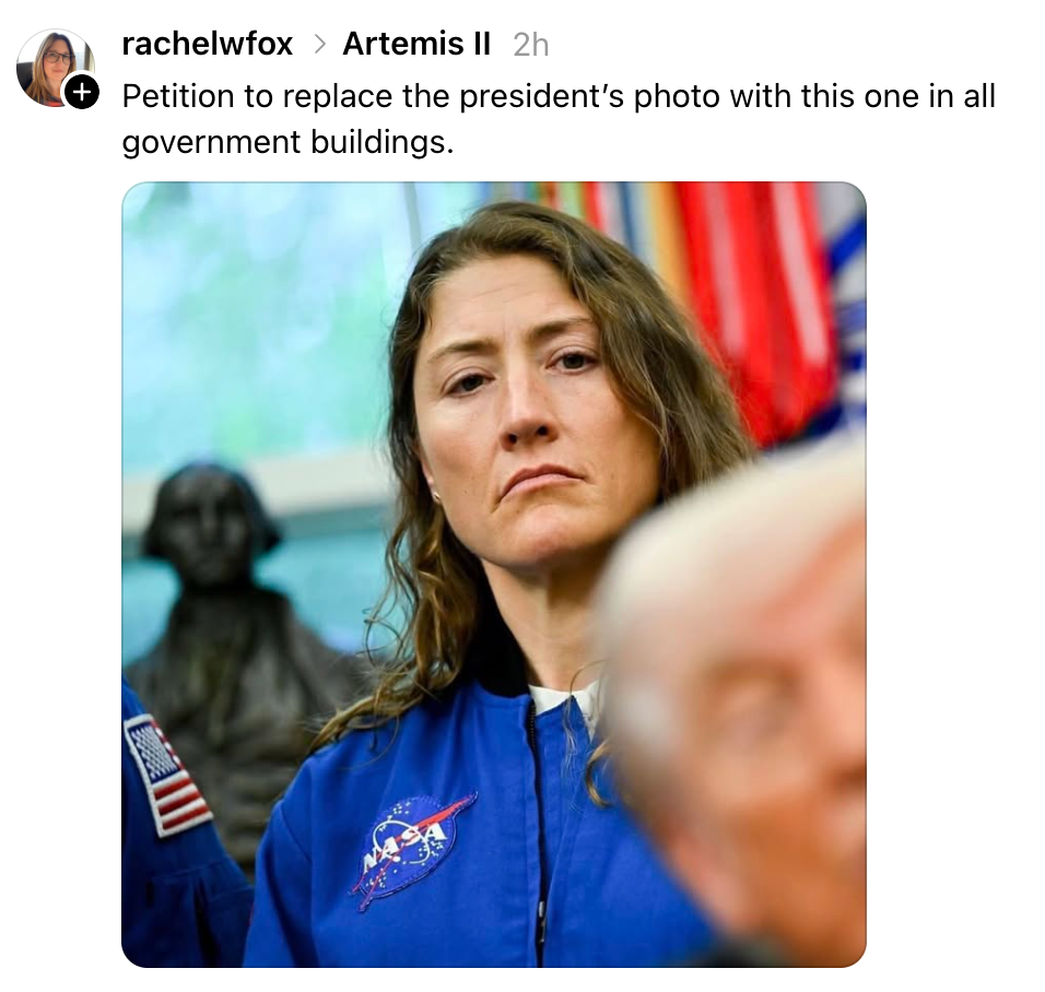 Person i NASA-astronautdrakt med seriøst uttrykk; innlegg i sosiale medier foreslår humoristisk å erstatte offisielle bilder med deres