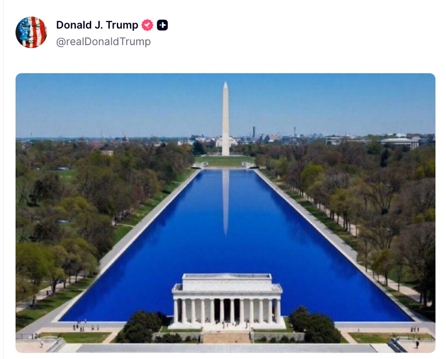 Luftfoto av Lincoln Memorial Reflecting Pool og Washington Monument med en tweet øverst som nevner Donald Trump