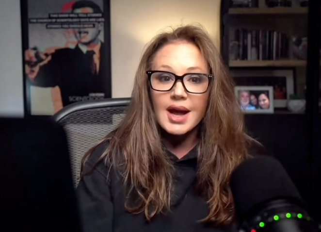 Leah Remini snakker i en mikrofon