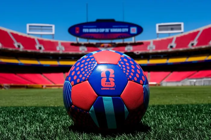 En fotball på en stadionbane med FIFA-logoen og 