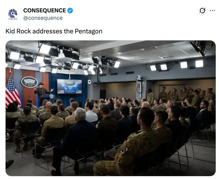 Kid Rock på et podium som henvender seg til et rom fullt av mennesker i militæruniform ved Pentagon briefingsrom