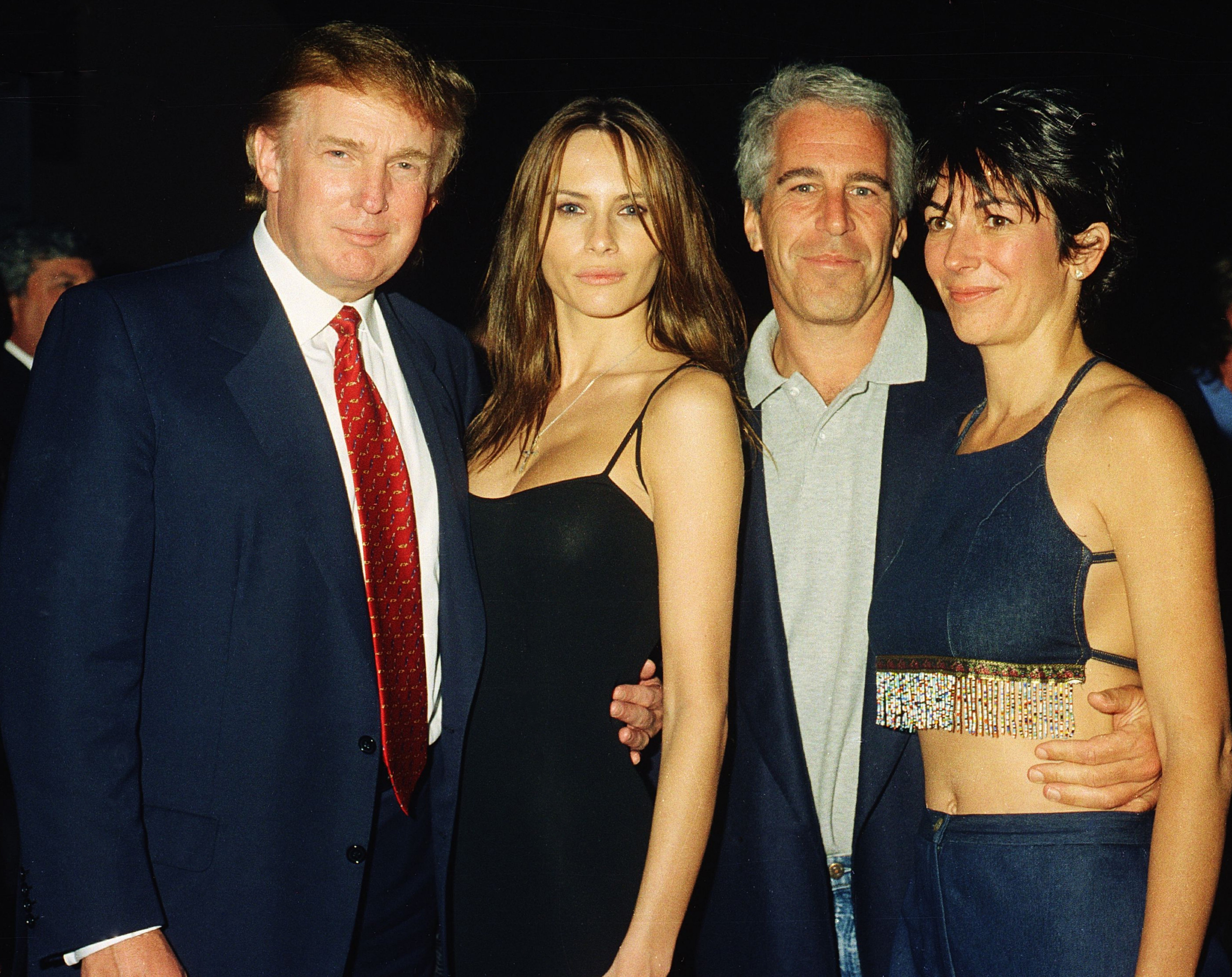 Donald og fremtidens Melania Trump poserer sammen med Jeffrey Epstein og Ghislane Maxwell på et formelt arrangement