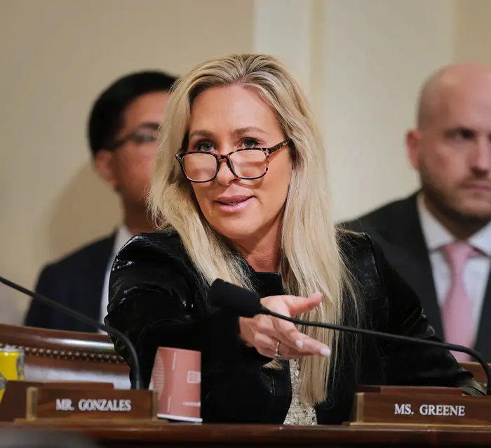 Rep. Marjorie Taylor Greene snakker og gestikulerer under en høring med House Committee on Homeland Security i Cannon House Office Building