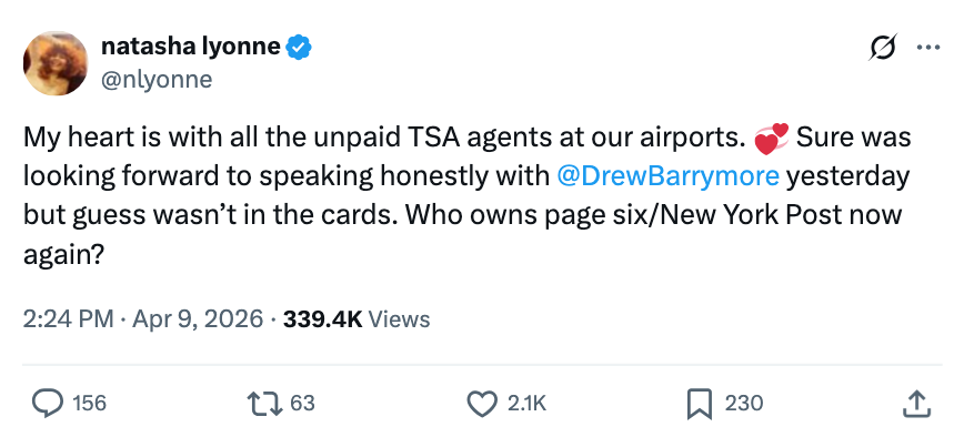 Natasha Lyonne deler en tweet som uttrykker sympati for ubetalte TSA-agenter og nevner en savnet mulighet til å snakke med Drew Barrymore, med en spørrende kommentar om medieeierskap