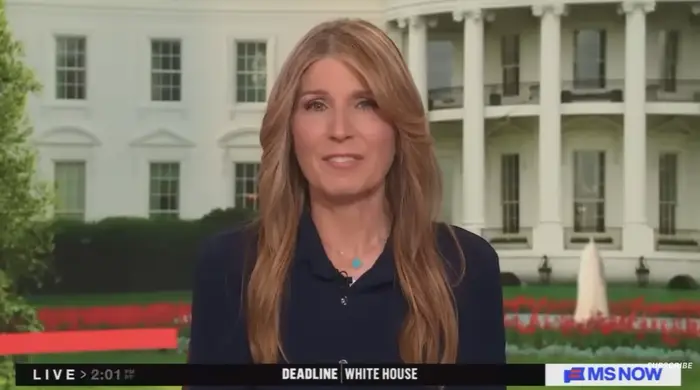 Et nyhetsanker presenterer et segment i et studio med bakgrunn i Det hvite hus. Tekst på skjermen: "Deadline White House" og "MS NÅ."