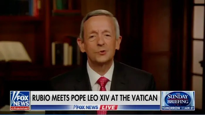 Mann i dress snakker på Fox News. Overskriften lyder: "Rubio møter pave Leo XIV i Vatikanet."