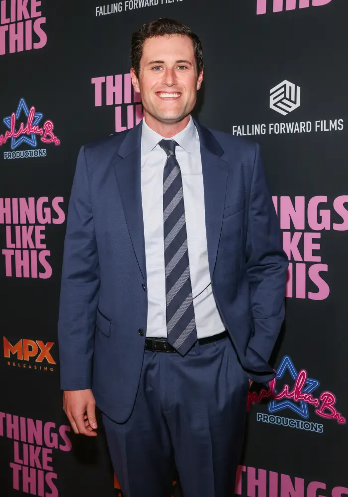 Person i dress med stripet slips på en filmpremiere som bakteppe med 